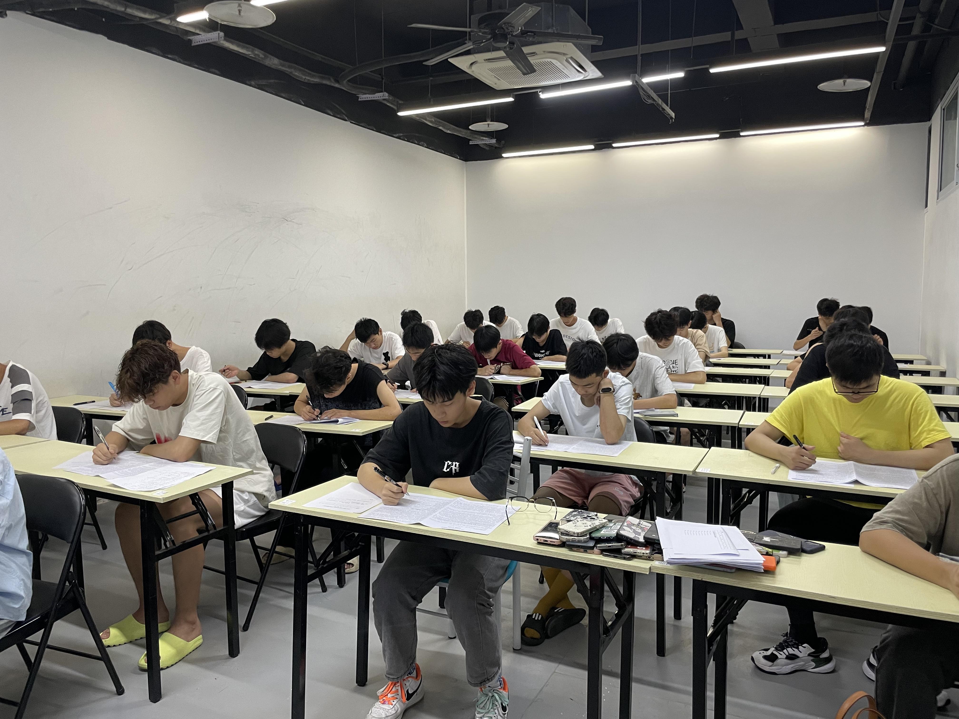 2024年高考作文预测及佳作赏析：远离喧嚣，拥抱真实